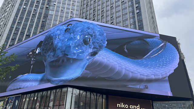 成都巨型3D蛇太逼真引争议 巨屏效果有人欢喜有人愁