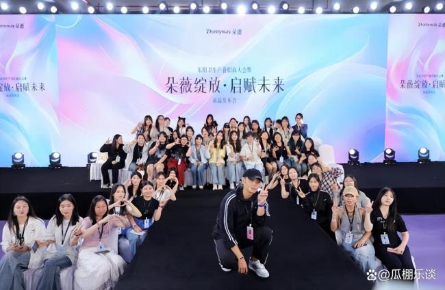 消费女性VS尊重女性，黄子韬的卫生巾争议 低价策略引发抢购潮