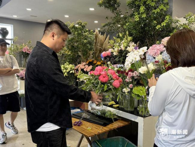 杭州年轻人的母亲节过法太超前了 鲜花与蛋糕预订热潮