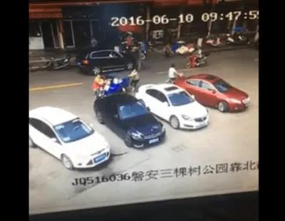 男孩撞轿车家长不愿赔偿 护短教育引争议