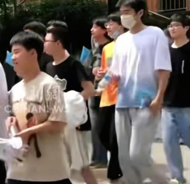 2025全国高考报名人数较去年少7万人 竞争依旧激烈