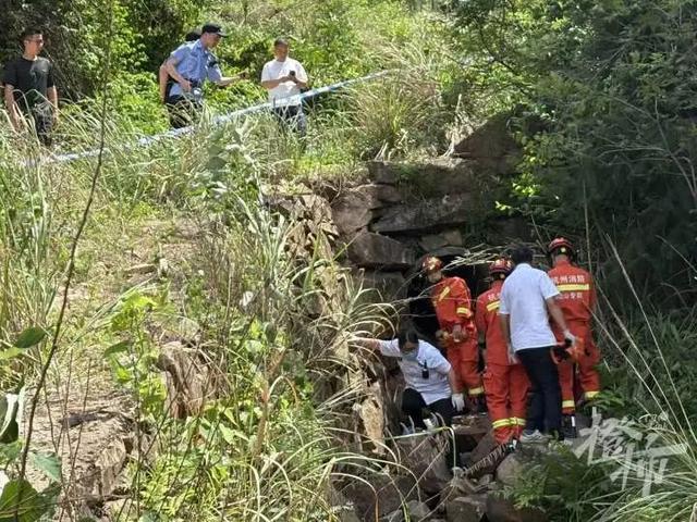 在网红打卡点挖萤石，杭州9岁男童被滚落的石头压住，消防紧急提醒