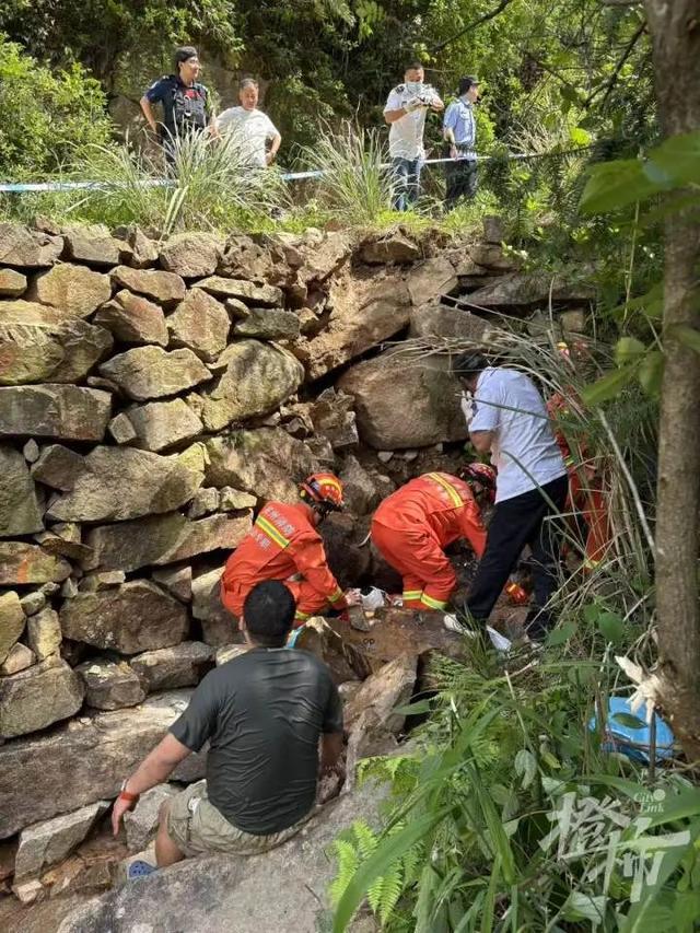 在网红打卡点挖萤石，杭州9岁男童被滚落的石头压住，消防紧急提醒