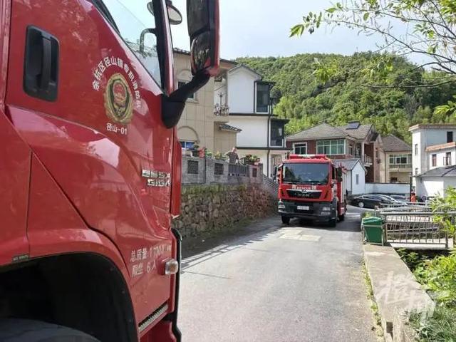 在网红打卡点挖萤石，杭州9岁男童被滚落的石头压住，消防紧急提醒