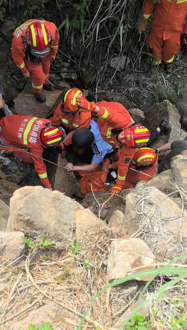 在网红打卡点挖萤石，杭州9岁男童被滚落的石头压住，消防紧急提醒