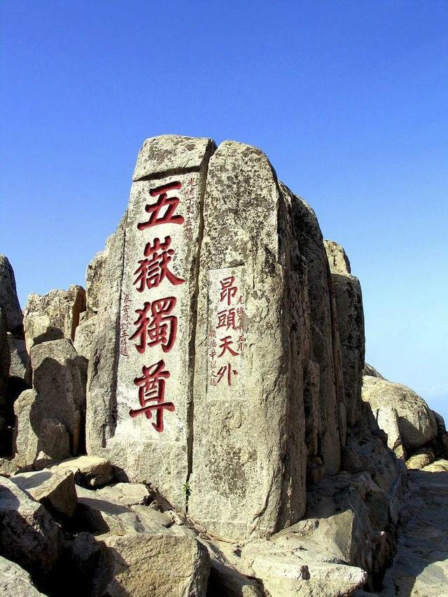 小伙爬泰山“五岳独尊石”顶拍照，被周围游客呵斥，景区回应