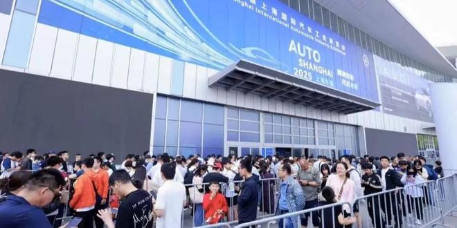八大车企2025上海车展大排面“秀肌肉”