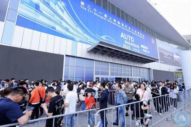 八大车企2025上海车展大排面“秀肌肉”