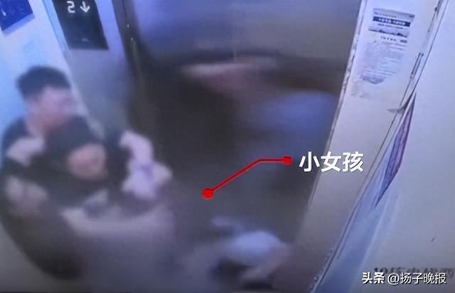 长沙一醉酒男子电梯内撕扯女孩头发