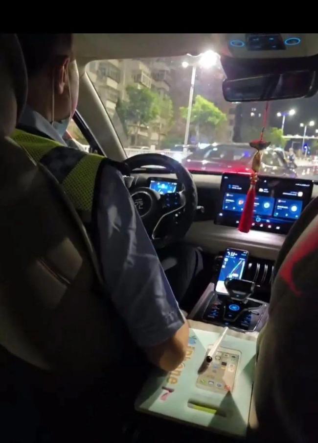 男子打车遇查酒驾司机跑了