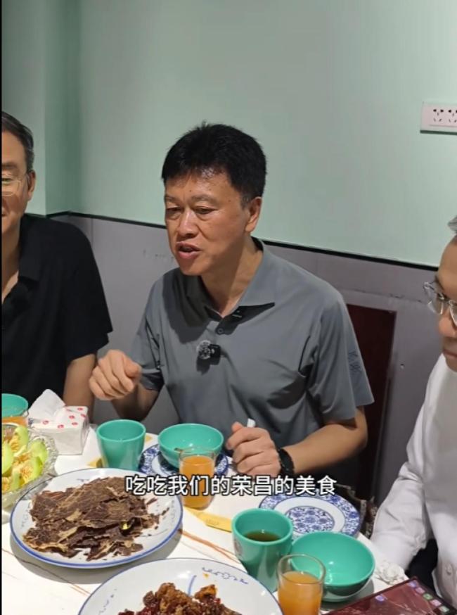 重庆荣昌区委书记下馆子老板发声