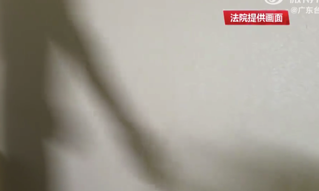 夫妻感情不和殴打女儿出气 亲属报警 