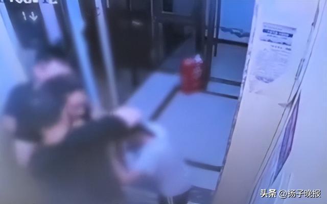 长沙一醉酒男子电梯内撕扯女孩头发 警方已控制嫌疑人