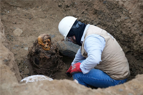 秘鲁发现一具木乃伊：坐在那里1000年