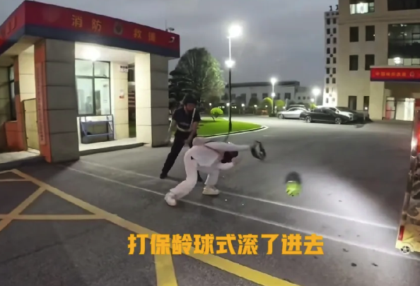 女孩消防站门口“保龄球式”精准投喂西瓜