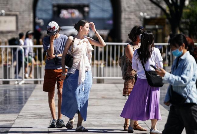 前门步行街游客“花式防晒”