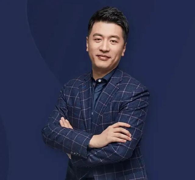 张雪峰怒斥“学历贬值后读书还有用吗”：提这个问题的人怎么那么闲，曾说不读书连被淘汰的资格都没