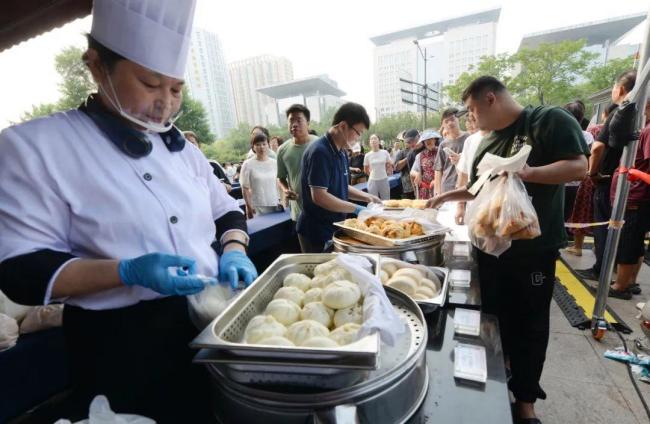 郑州一五星级酒店摆地摊出圈 高端餐饮接地气