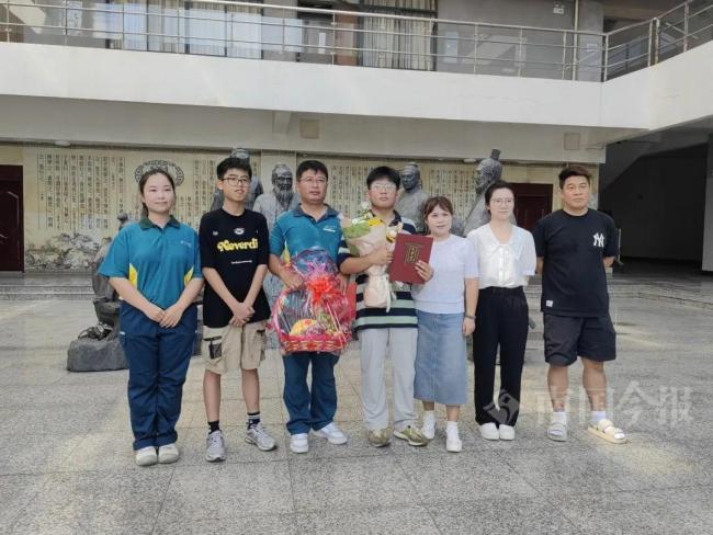 快递员父亲为儿子送达北大录取通知书 最幸福的快递