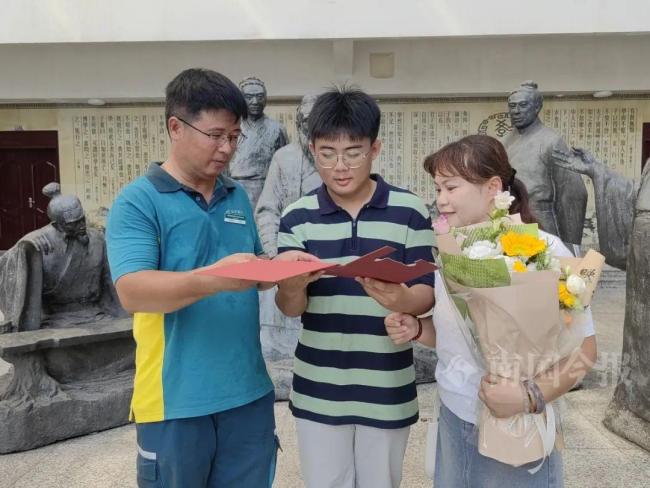 快递员父亲为儿子送达北大录取通知书 最幸福的快递