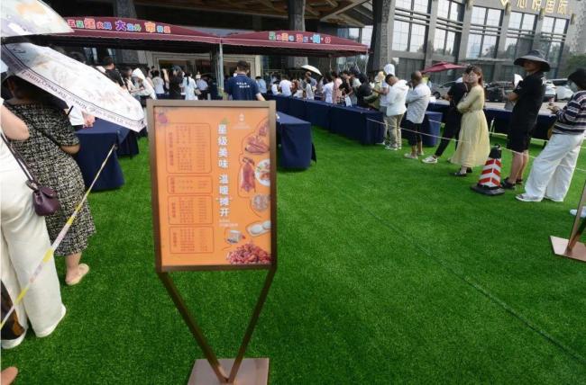 郑州一五星级酒店摆地摊出圈 高端餐饮接地气