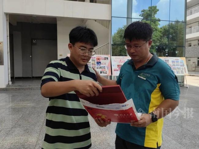 快递员父亲为儿子送达北大录取通知书 最幸福的快递
