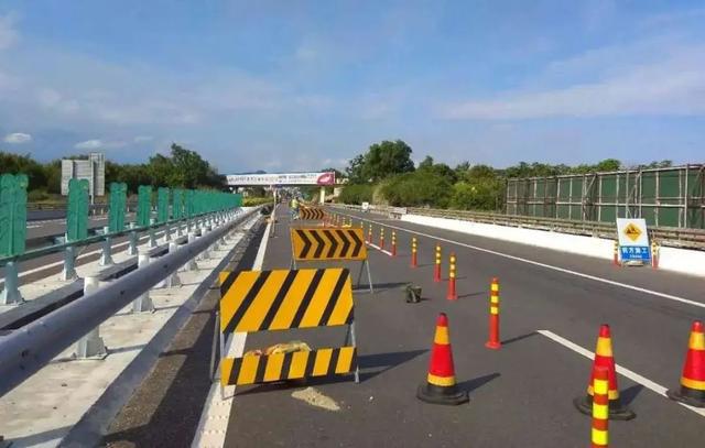 前方道路正在施工，怎样安全通行？