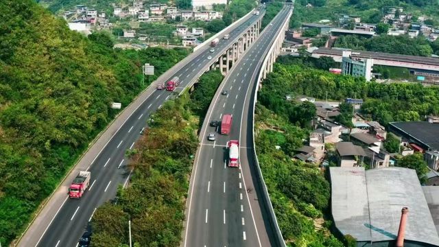前方道路正在施工，怎样安全通行？