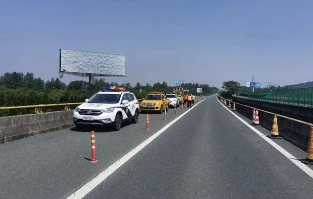 前方道路正在施工，怎样安全通行？