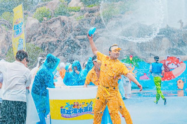 解锁玩水滑冰新体验，来银基畅享夏日清凉