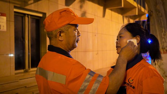 风雨无阻24年：夫妻“美容师” 让城市更洁净