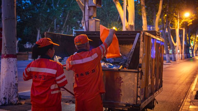 风雨无阻24年：夫妻“美容师” 让城市更洁净