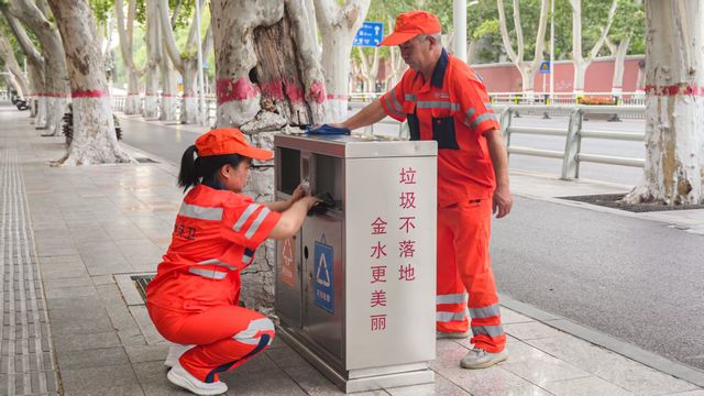 风雨无阻24年：夫妻“美容师” 让城市更洁净
