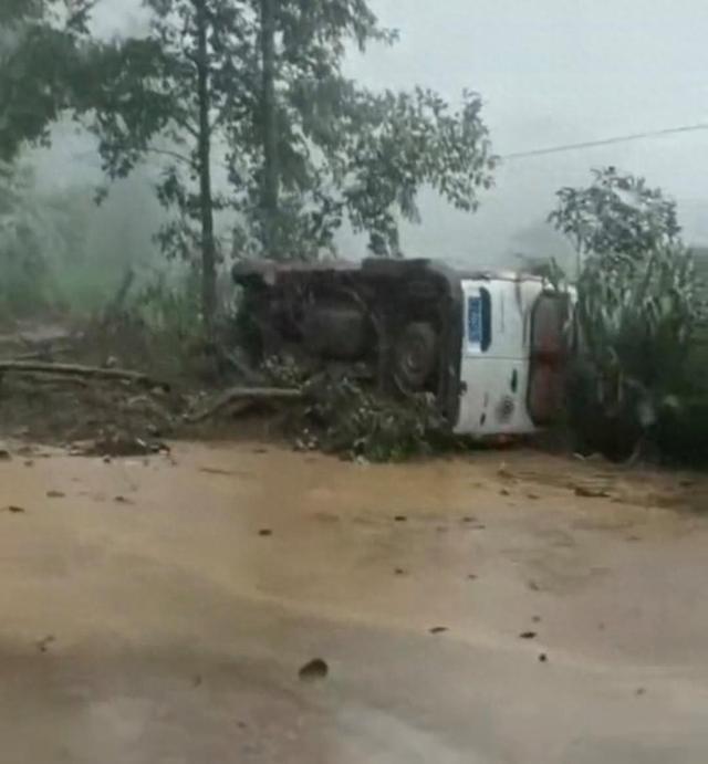 云南一救护车救援途中遇泥石流侧翻，车上人员均脱险