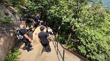 凤凰山景区游客坠亡 拍照打卡酿悲剧