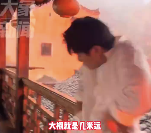 雨天景区拍照雷电击中头部附近 男子回应