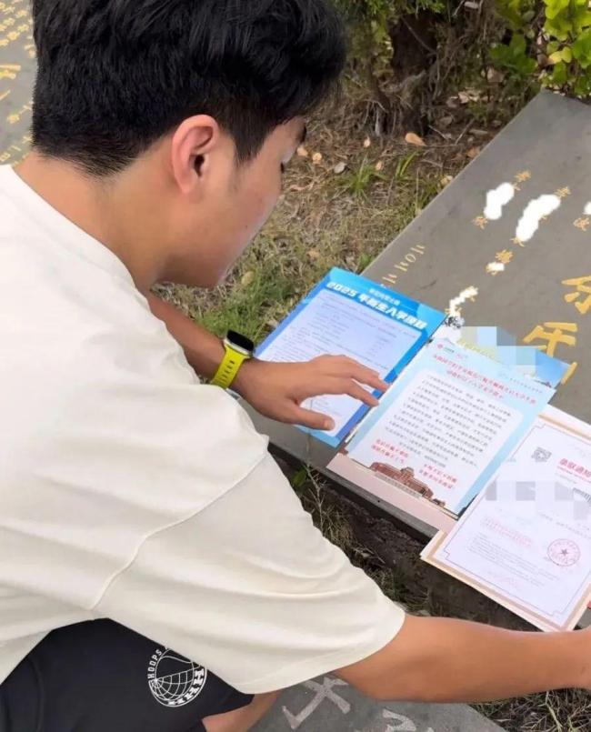 带妈妈遗照进考场男生考上大学了 思念与坚强同行