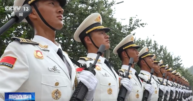 央视探访九三阅兵训练场 仪仗方队的荣耀与挑战