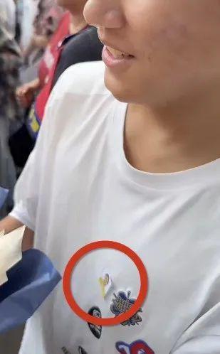 带妈妈遗照进考场男生考上大学了