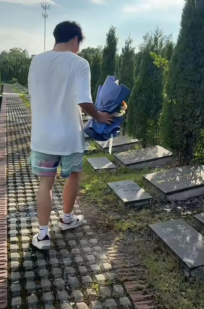 带妈妈遗照进考场男生考上大学了 思念与坚强同行