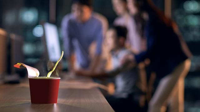 月加班159小时被表扬？警惕职场中的“荣誉绑架”丨中听