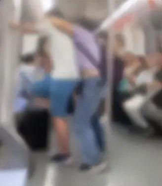 上海一男孩和妈妈坐地铁情绪激动，用力踹门高喊把门打开：不就几千万吗，老子赔没关系
