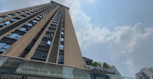 带血枕头从天而降，报警救人的外卖小哥是他！
