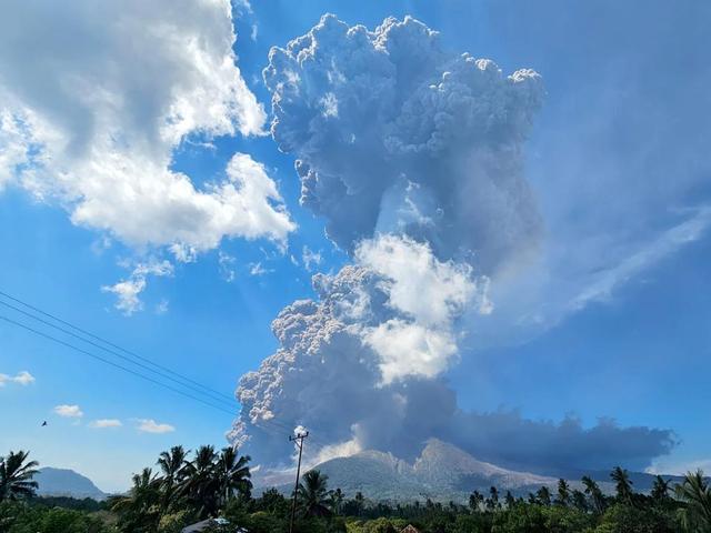 印尼一火山喷发　火山灰柱高约10公里