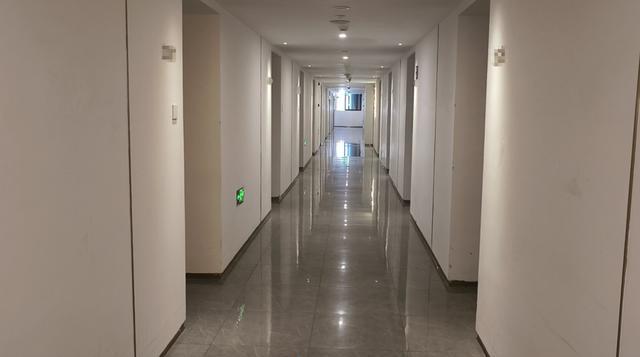 25楼抛下“血书枕头”求救的四川女子