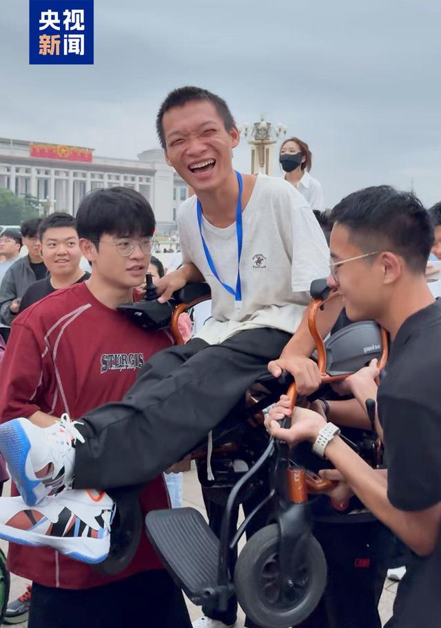 当五星红旗升起，一群“余华”举起了“铁生”！